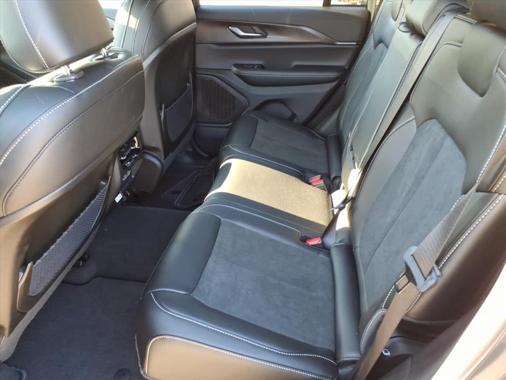 2025 Jeep Grand Cherokee Base