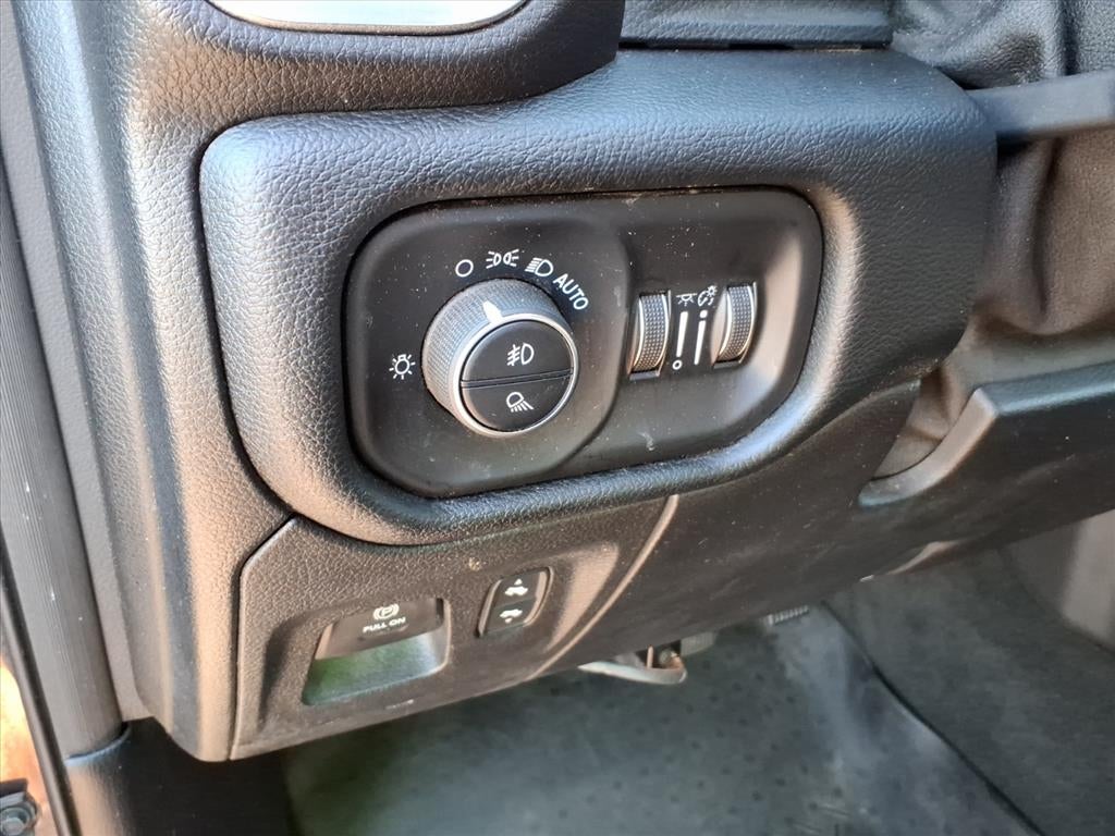 2020 RAM 1500 Laramie Crew Cab 4x4 5'7' Box