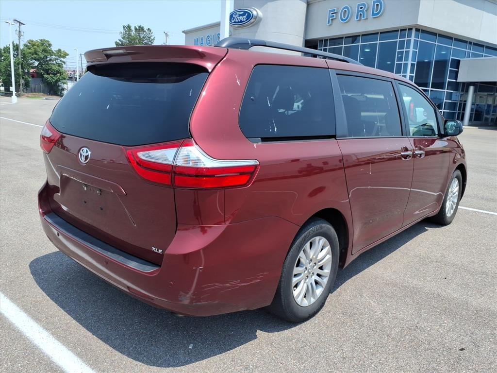 2017 Toyota Sienna XLE Premium 8 Passenger